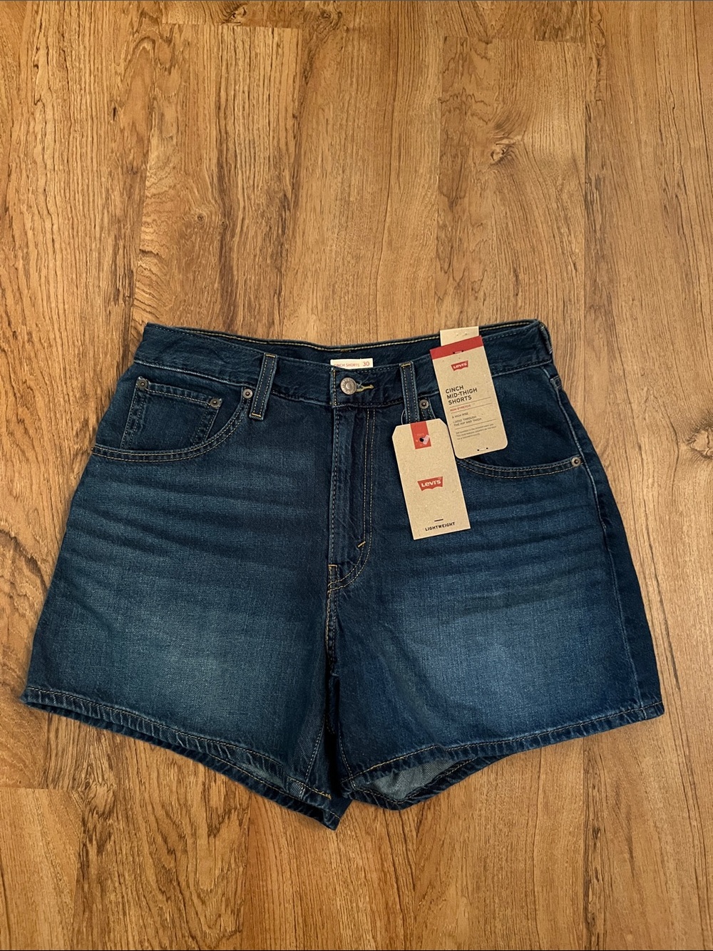 NWT Levi’s Cinch Mid-Thigh Shorts